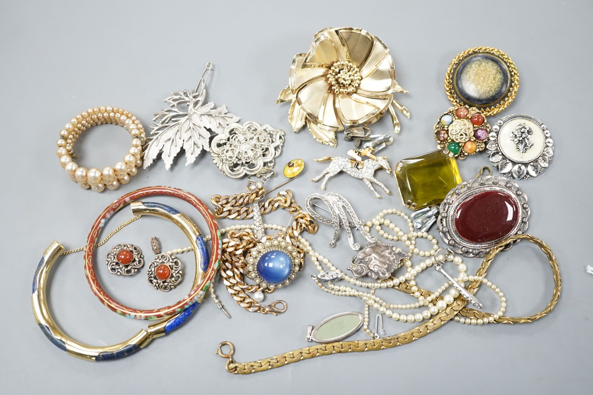 A quantity of assorted costume jewellery.